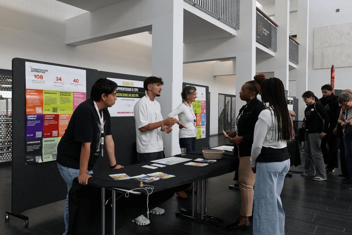 Sami expliquant Chearn à des visiteurs lors d'une exposition