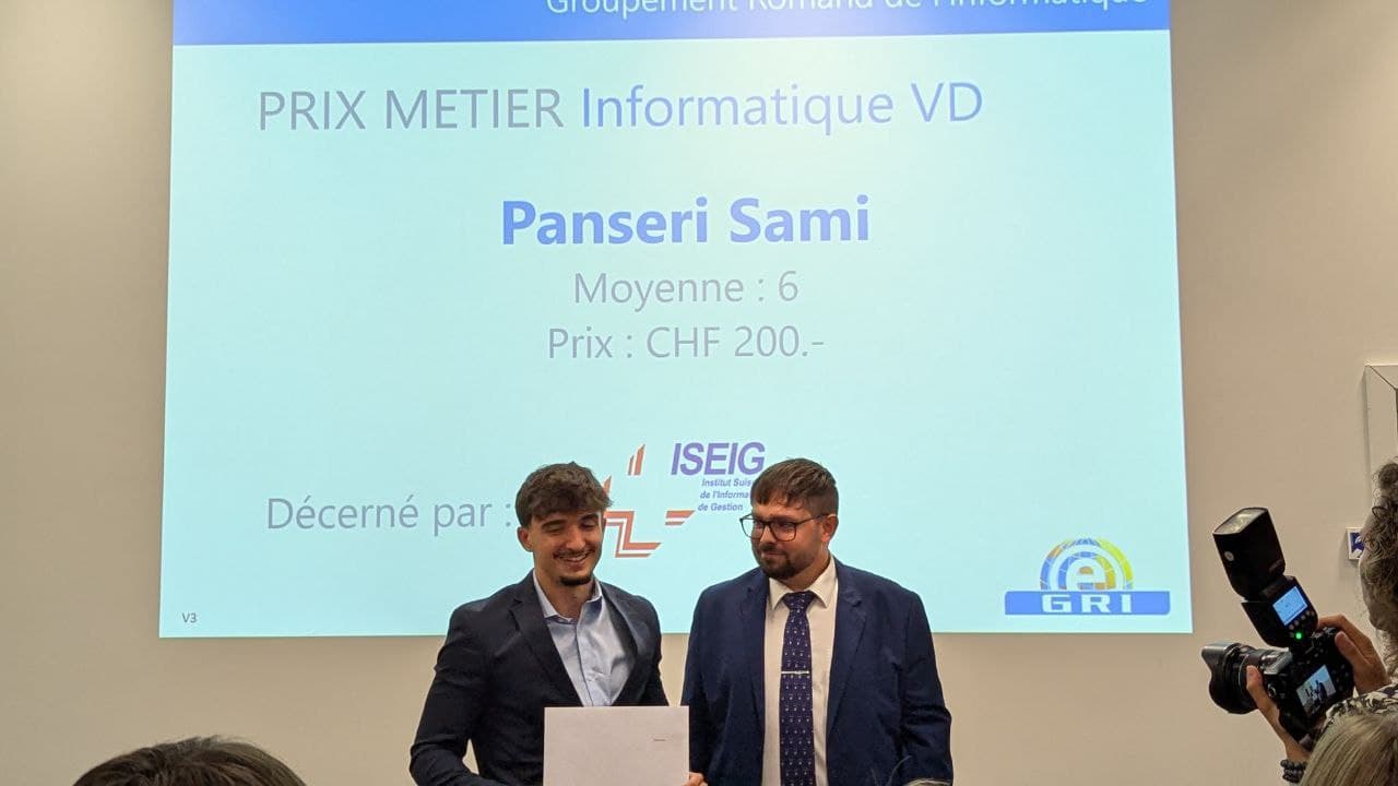 Sami recevant le Prix Métier Informatique VD avec une moyenne de 6.0